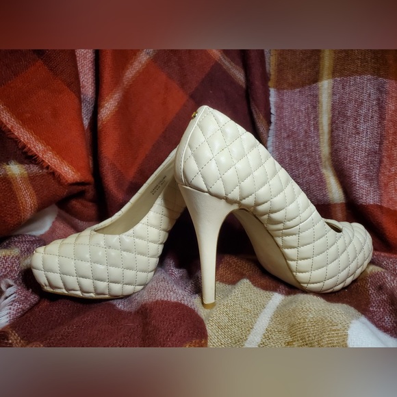 Vintage Cream Color Quilted Vegan Leather Pumps. 4.5" Heel. Size 8 - Picture 8 of 16